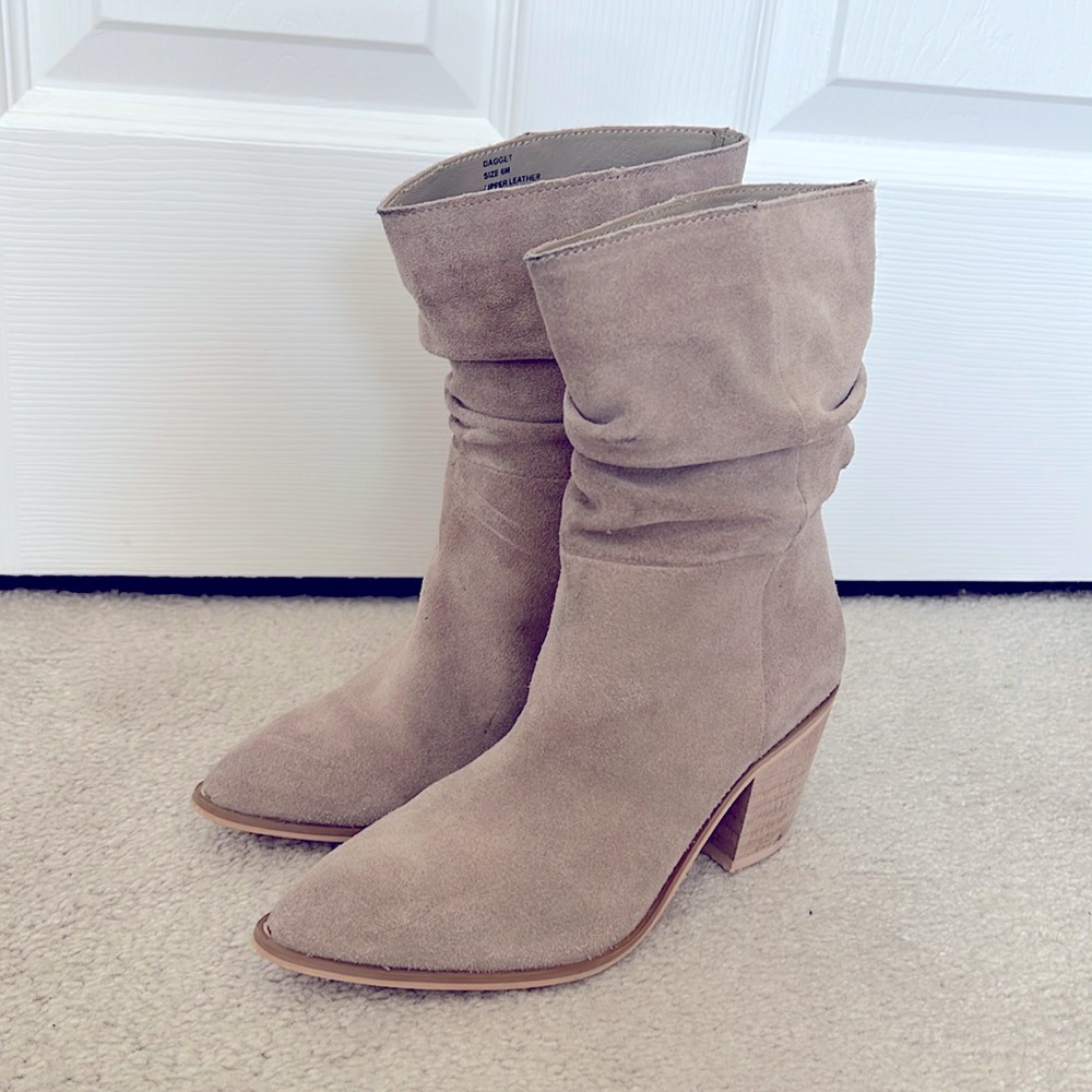 Cute Slouch Bootie. Tan Suede. Size 6